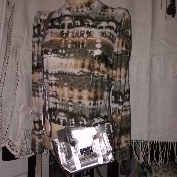 Roommates Multicolor Tie-Dye Blouse With SILVER CROSSBODY BAG - Picture 3 of 4